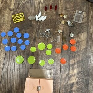 VTG Barbie House 1960s Deluxe Reading Dishes, Plates, Ect. And Cabinet.‎ Read!